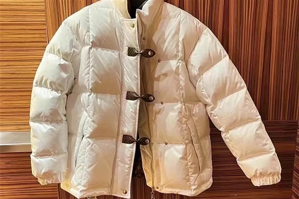 棉服和羽绒服谁更暖和：看完秒懂