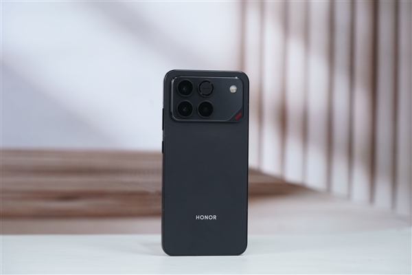 全球首发10000mAh电池!荣耀WIN图赏