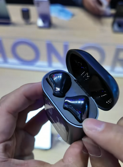 荣耀亲选iotapk AI通话耳机官宣!能插SIM卡打电话 甚至还能装微信、QQ