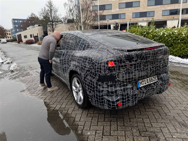 宝马首款纯电轿跑SUV!新世代iX4实车谍照曝光:姿态更低、更具攻击性