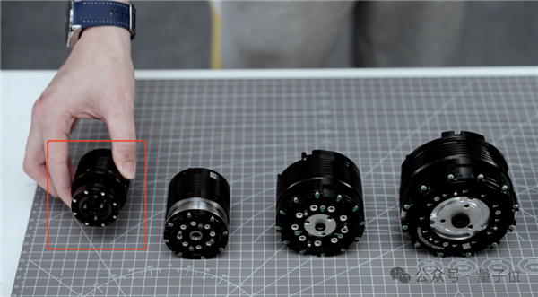 董事长稚晖君发布上纬新材首款机器人！能塞书包还能骑机器狗