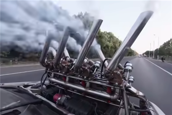 四缸八涡轮!赛车博主为博眼球将报废改装车开上路:驾照没了