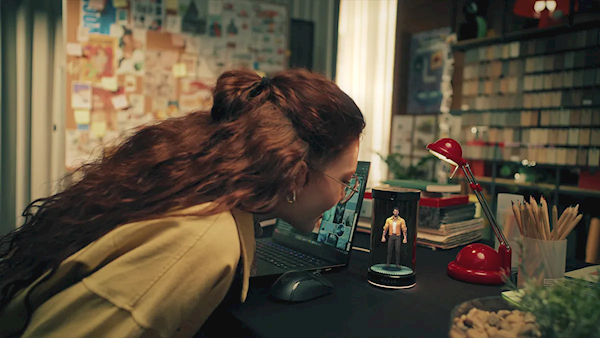 雷蛇发布全息AI助手:装杯的小女孩 能陪你打游戏