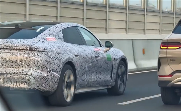 鸿蒙智行尚界Z7实车曝光:设计和保时捷“心有灵犀”