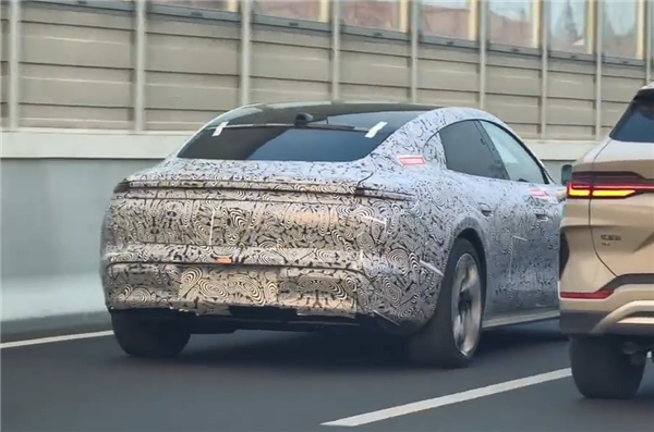 鸿蒙智行尚界Z7实车曝光:设计和保时捷“心有灵犀”