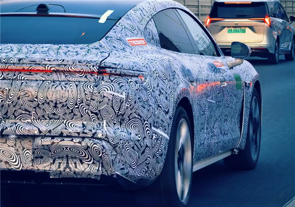 鸿蒙智行尚界Z7实车曝光:设计和保时捷“心有灵犀”