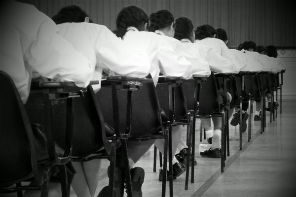 网友深夜代娃写作业引发家长集体共鸣：老师喊话失去诊断意义