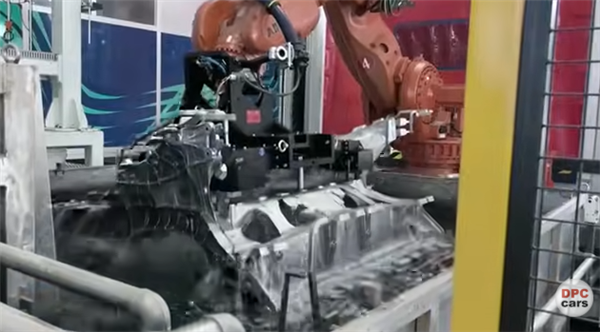 夸爆小米SU7的福特CEO，要花300亿梭哈电车