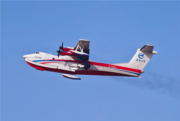我国自研水陆两栖大飞机!AG600 T5测试真机训练开飞