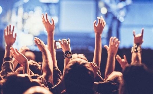 14岁女孩追星一月消费6万多 央视起底“饭圈“诱导未成年非理性消费