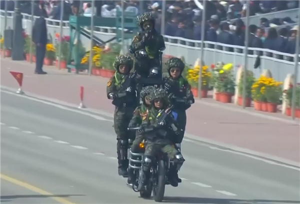 印度阅兵再现传统艺能:42名女兵同骑9辆摩托叠成人墙