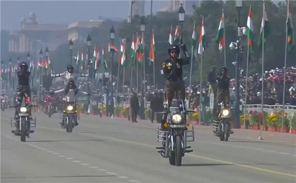 印度阅兵再现传统艺能:42名女兵同骑9辆摩托叠成人墙