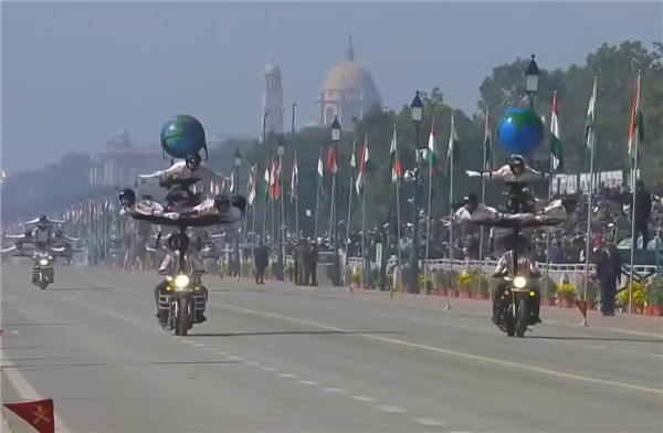 印度阅兵再现传统艺能:42名女兵同骑9辆摩托叠成人墙
