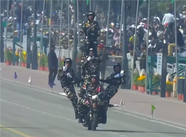 印度阅兵再现传统艺能:42名女兵同骑9辆摩托叠成人墙