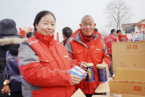 五险一金缴满17 年！快递老哥退休 女儿：我也要在京东干到退休