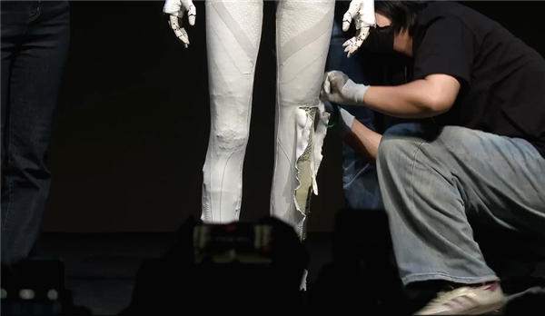 小鹏机器人IRON官宣首次线下互动！曾被质疑是真人假扮 让何小鹏扒衣验身