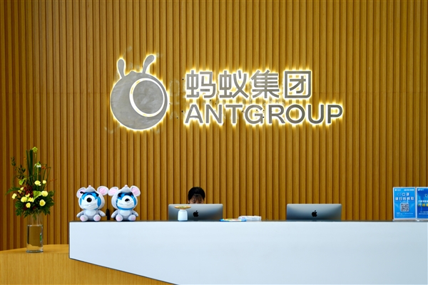 全球首个混合线性架构万亿参数思考模型开源:长文本推理效率提升3倍 获IMO金牌