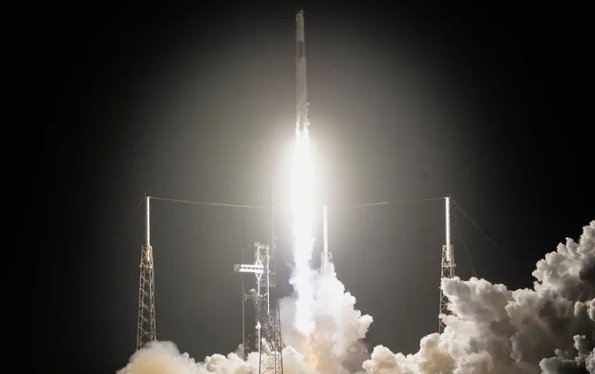 美国“龙”飞船将新一批宇航员送往国际空间站：计划开展多项科研实验