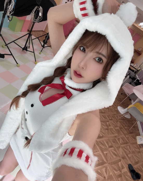 祝大家新年快乐：波多野结衣晒新图美爆了 你感受到祝福没