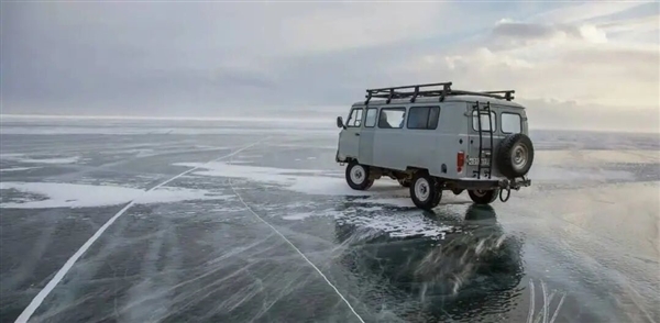 巡逻车劝离 黑车揽客：贝加尔湖上失控的“小刚炮”