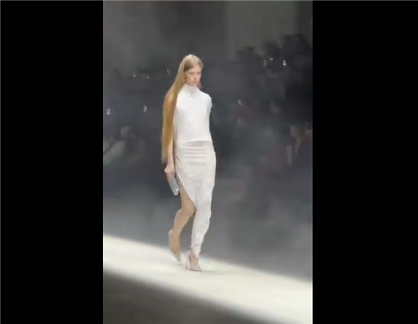 马斯克情何以堪：大儿子变性成女人后登上米兰时装周 为Gucci走秀