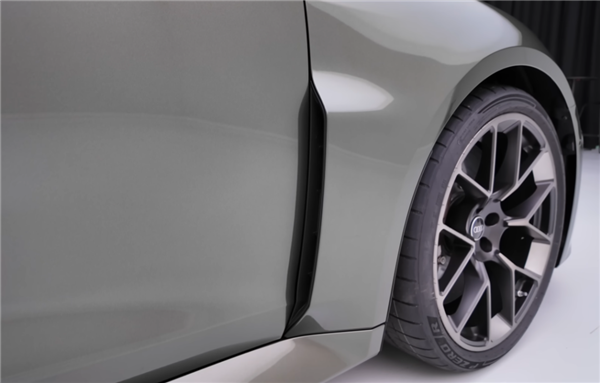 新出的奥迪RS5 多了一个“大胃袋”