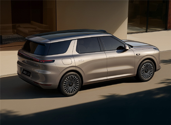 半圈即满圈 智己LS8官方预热：用上线控转向 操控无比灵活