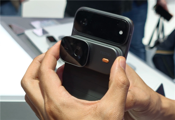 今年的MWC 手机厂商们都开始“不务正业”了