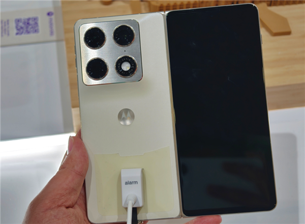 今年的MWC 手机厂商们都开始“不务正业”了