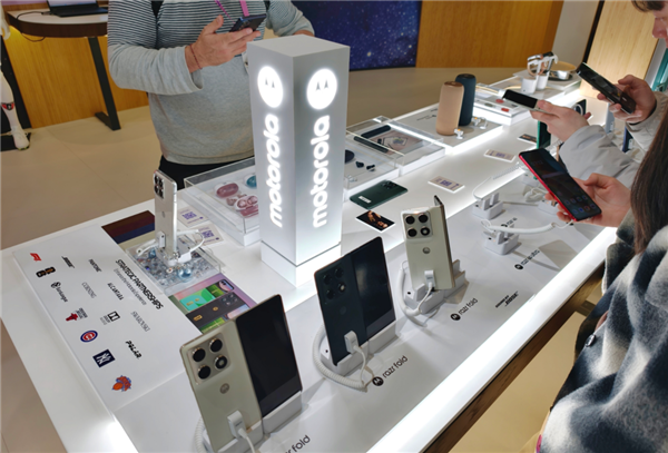 今年的MWC 手机厂商们都开始“不务正业”了