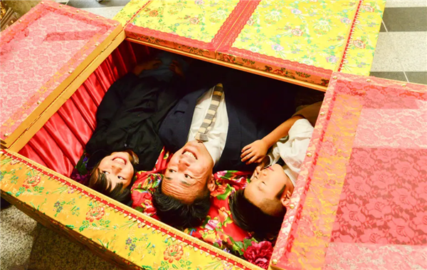 日本年轻人流行活人躺棺 花钱入棺冥想半小时 重新审视生命