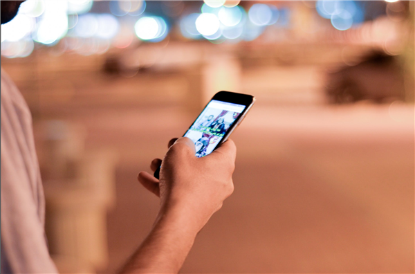 70岁网瘾老人刷手机近视2300度 医生提醒：老年人更易近视