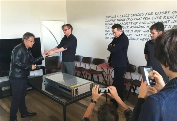 英伟达首台DGX GB300 老黄亲自登门送给他