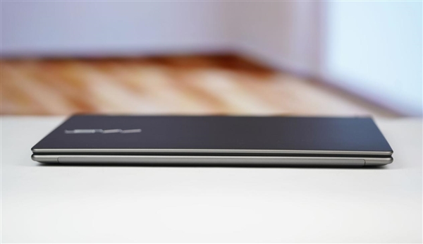 全金属机身、轻至1.32kg！微星尊爵14 AI+ 2026笔记本图赏