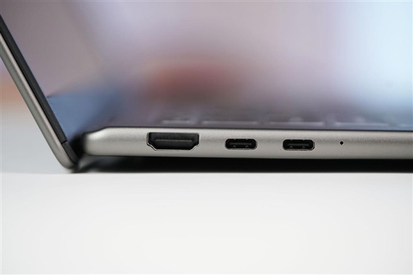 全金属机身、轻至1.32kg！微星尊爵14 AI+ 2026笔记本图赏