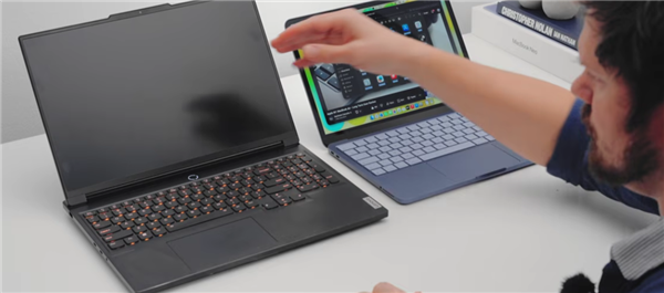 苹果用实力回击8GB内存不够用！玩家实测MacBook Neo同时打开60个应用依然流畅 Windows电脑关机
