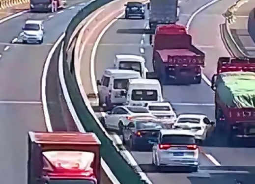 害人害己!司机快车道违停50多秒致多车追尾:罚款200元记9分