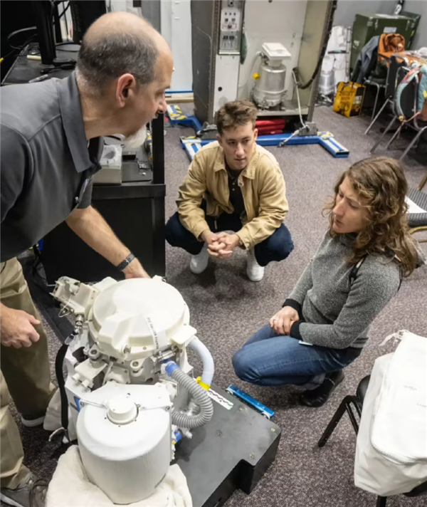 时隔50多年重返月球！美国载人绕月首日工作竟是修厕所 NASA公告已修好