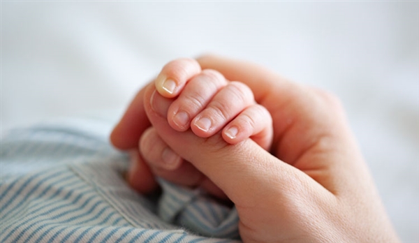 宝妈晒娃被催就医：孩子确诊脑积水