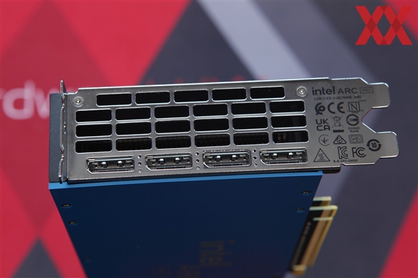 Intel锐炫Pro B70四卡并联首测!功耗达720W