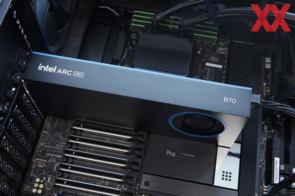 Intel锐炫Pro B70四卡并联首测!功耗达720W