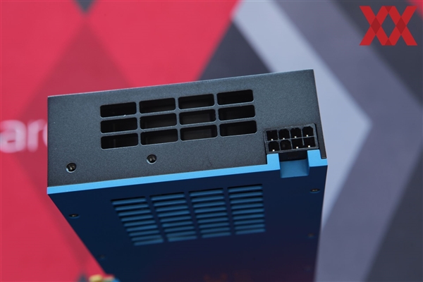 Intel锐炫Pro B70四卡并联首测!功耗达720W