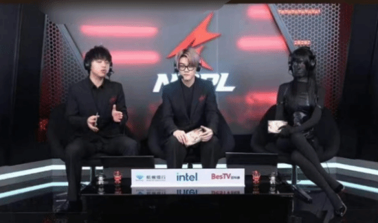 穿衣不自由！女解说被批裙子太短 全身涂黑上镜回击