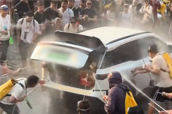 广汽丰田回应车主爱车被强开车门泼水：经检测三电系统及电路一切正常