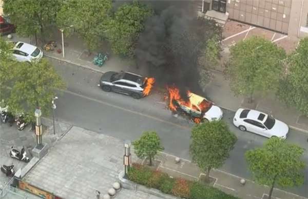 惊魂一刻！一电车自燃引燃邻车司机及时撤离尾部仍遭焚毁