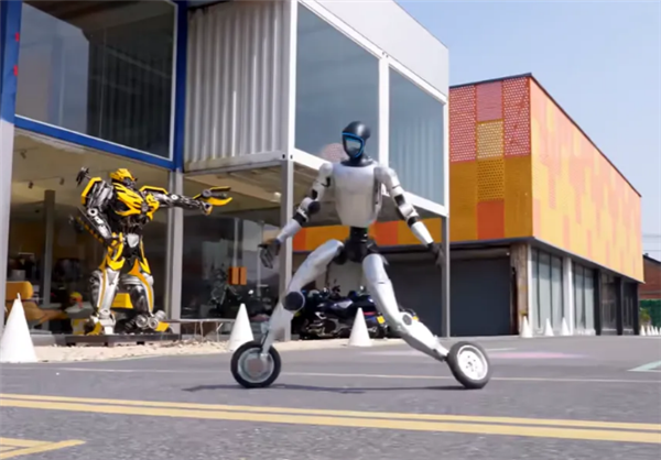 宇树人形机器人解锁轮子形态：轮滑、滑冰表演一气呵成