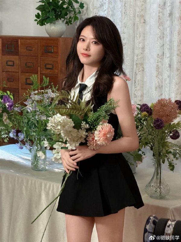 LPL美女主持骆歆晒出新写真 知性超美非常吸引人