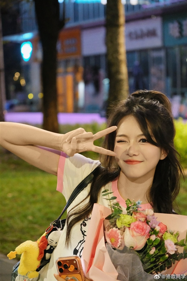 LPL美女主持骆歆晒出新写真 知性超美非常吸引人