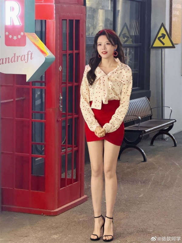 LPL美女主持骆歆晒出新写真 知性超美非常吸引人