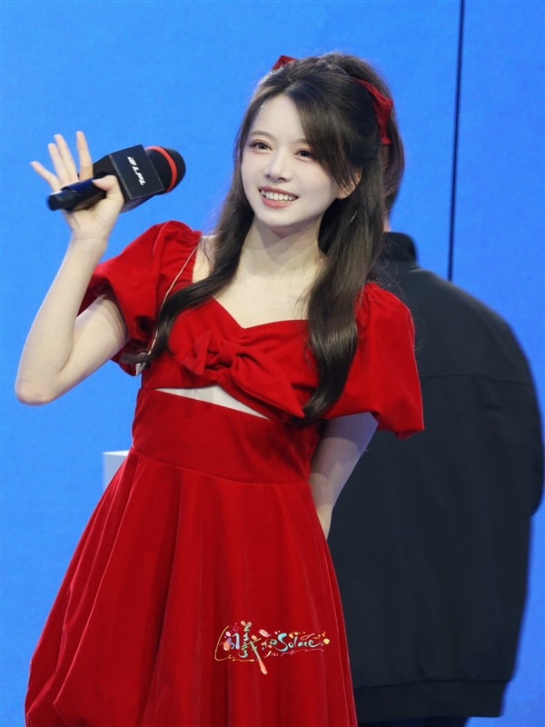 LPL美女主持骆歆晒出新写真 知性超美非常吸引人